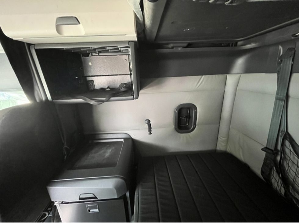 2020 Freightliner Cascadia 126" Sleeper Cab photo 16
