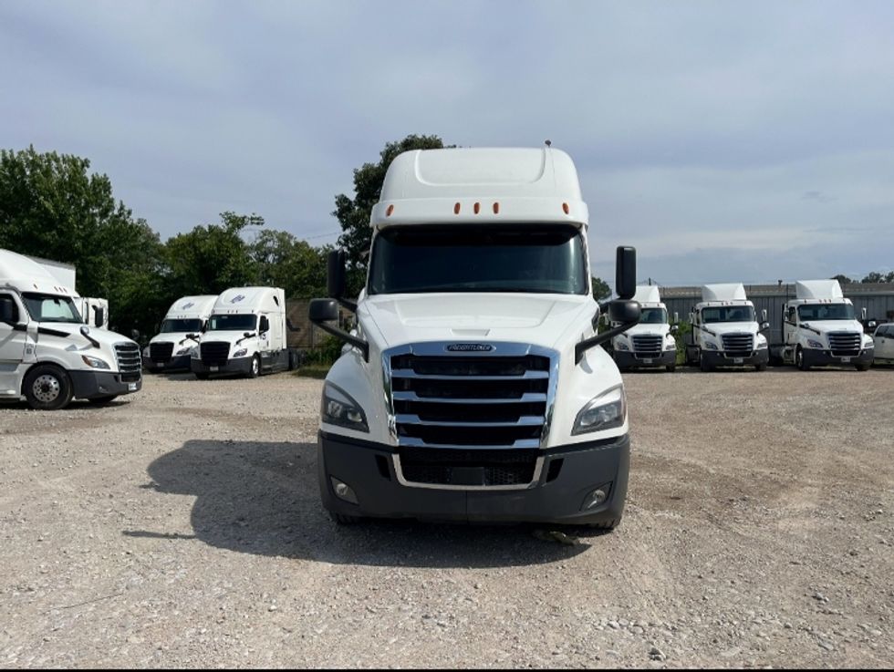 2020 Freightliner Cascadia 126" Sleeper Cab photo 2