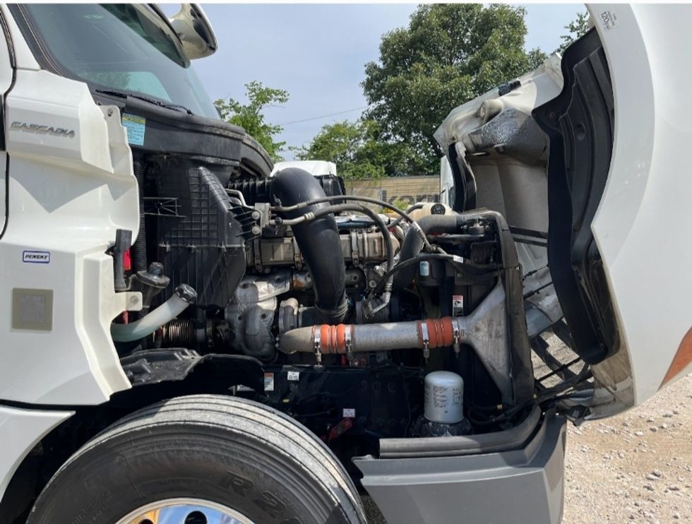 2020 Freightliner Cascadia 126" Sleeper Cab photo 17