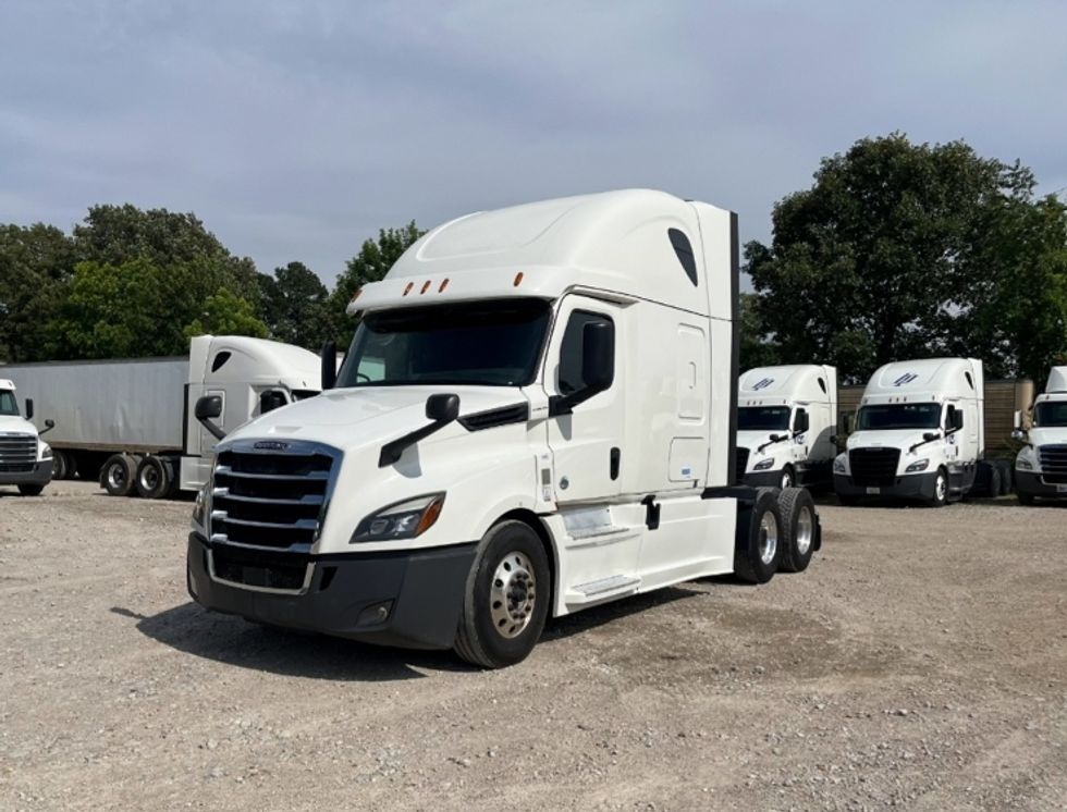 2020 Freightliner Cascadia 126" Sleeper Cab photo 3