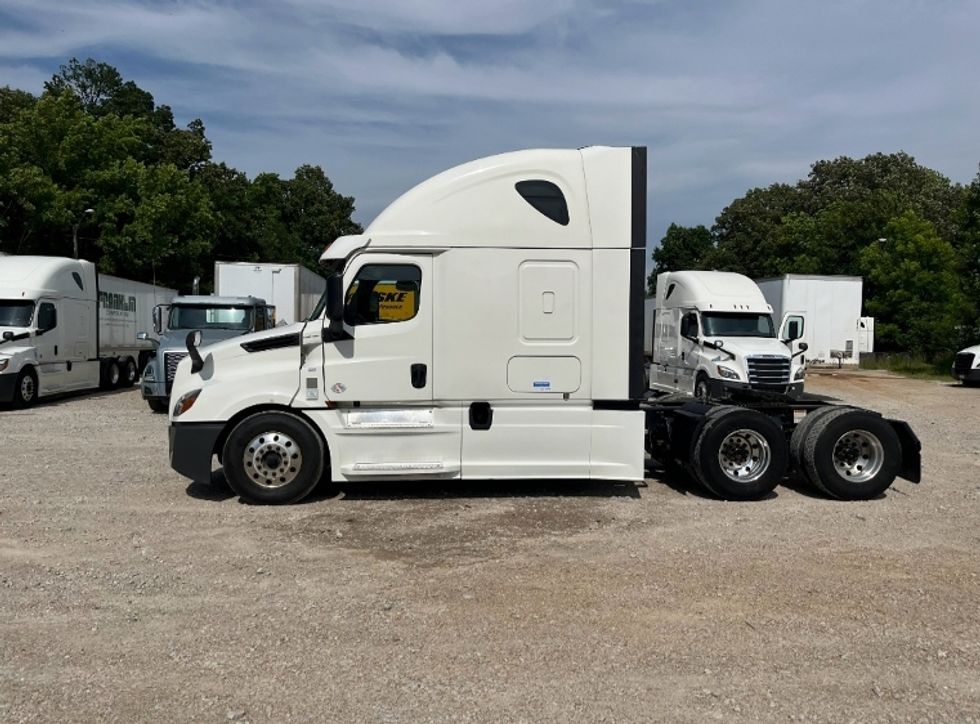 2020 Freightliner Cascadia 126" Sleeper Cab photo 4