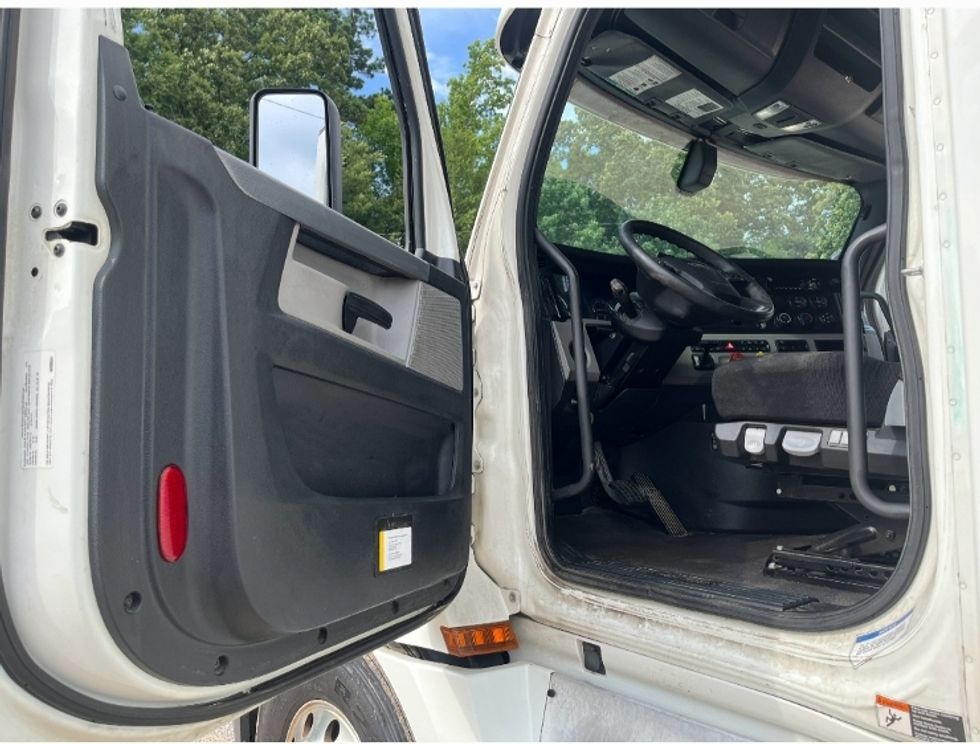 2020 Freightliner Cascadia 126" Sleeper Cab photo 9