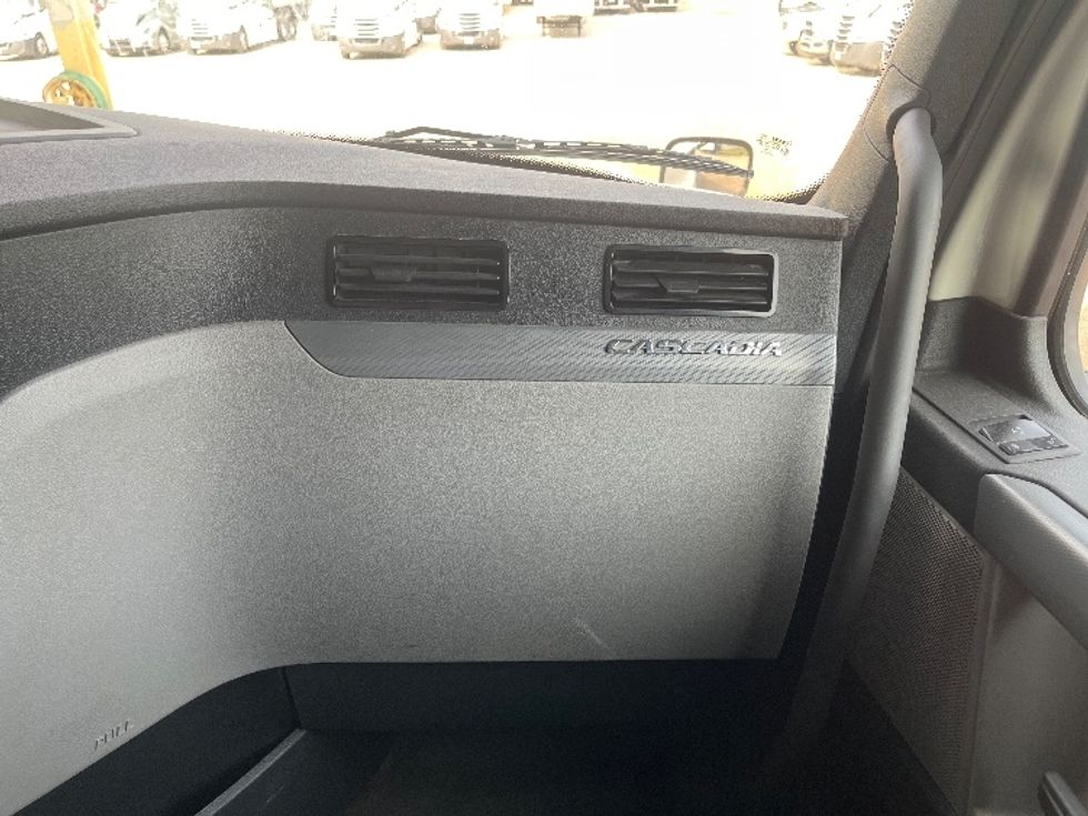 Sleeper Tractor-Heavy Duty Tractors-Freightliner-2020-T12664ST-Houston-MS-494,622\n\t\tmiles-$ 65,750 - Image 14