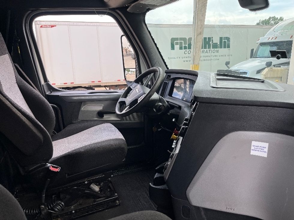 Sleeper Tractor-Heavy Duty Tractors-Freightliner-2020-T12664ST-Houston-MS-494,622\n\t\tmiles-$ 65,750 - Image 15