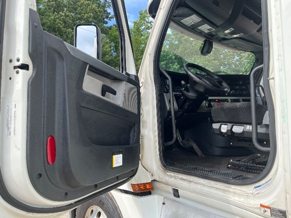 Sleeper Tractor-Heavy Duty Tractors-Freightliner-2020-T12664ST-Houston-MS-494,622\n\t\tmiles-$ 65,750 - Image 9