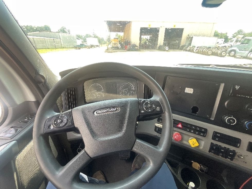 Sleeper Tractor-Heavy Duty Tractors-Freightliner-2020-T12664ST-Houston-MS-518,822\n\t\tmiles-$ 64,250 - Image 11