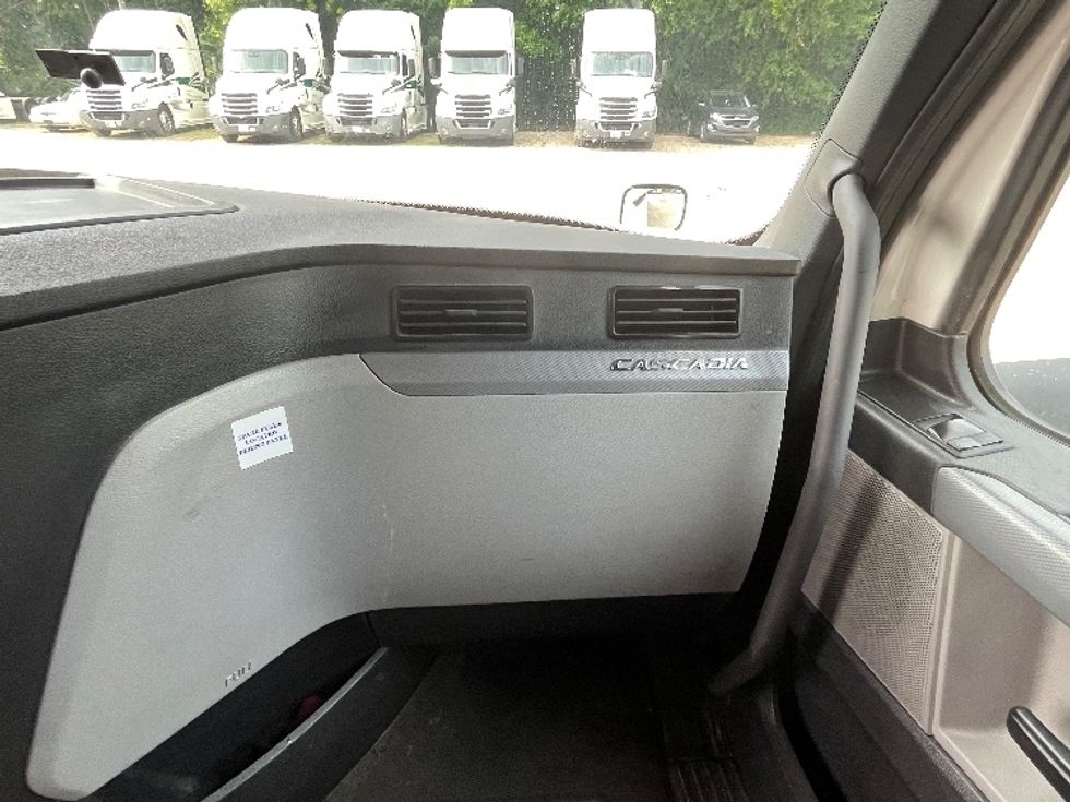 Sleeper Tractor-Heavy Duty Tractors-Freightliner-2020-T12664ST-Houston-MS-518,822\n\t\tmiles-$ 64,250 - Image 14