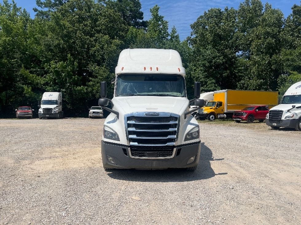 Sleeper Tractor-Heavy Duty Tractors-Freightliner-2020-T12664ST-Houston-MS-518,822\n\t\tmiles-$ 64,250 - Image 2