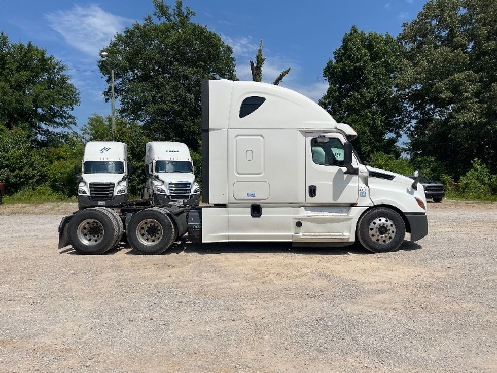Sleeper Tractor-Heavy Duty Tractors-Freightliner-2020-T12664ST-Houston-MS-518,822\n\t\tmiles-$ 64,250 - Image 8