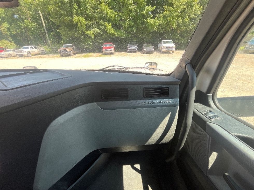 Sleeper Tractor-Heavy Duty Tractors-Freightliner-2020-T12664ST-Houston-MS-524,147\n\t\tmiles-$ 64,000 - Image 13