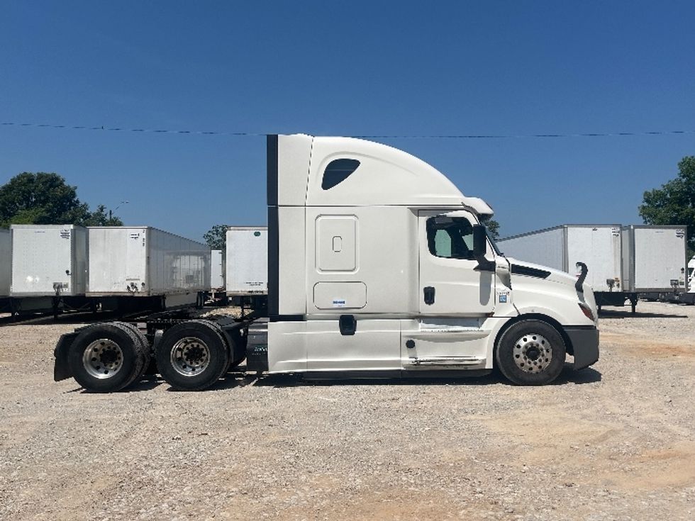 Sleeper Tractor-Heavy Duty Tractors-Freightliner-2020-T12664ST-Houston-MS-524,147\n\t\tmiles-$ 64,000 - Image 8