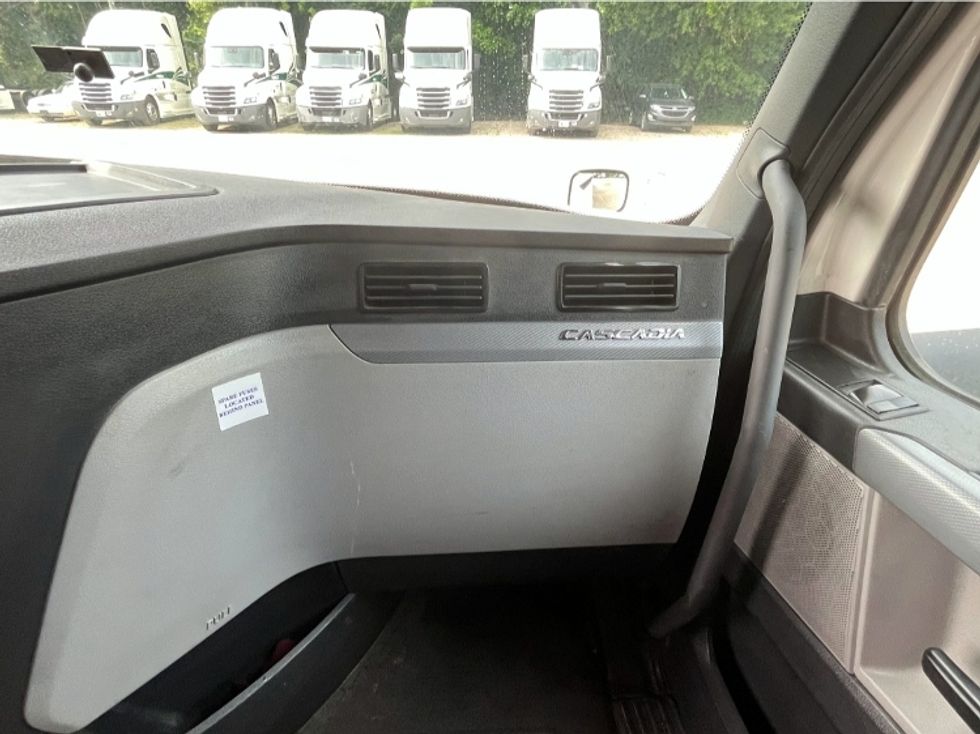 Sleeper Tractor-Heavy Duty Tractors-Freightliner-2020-T12664ST-Houston-MS-543,066\n\t\tmiles-$ 61,750 - Image 14