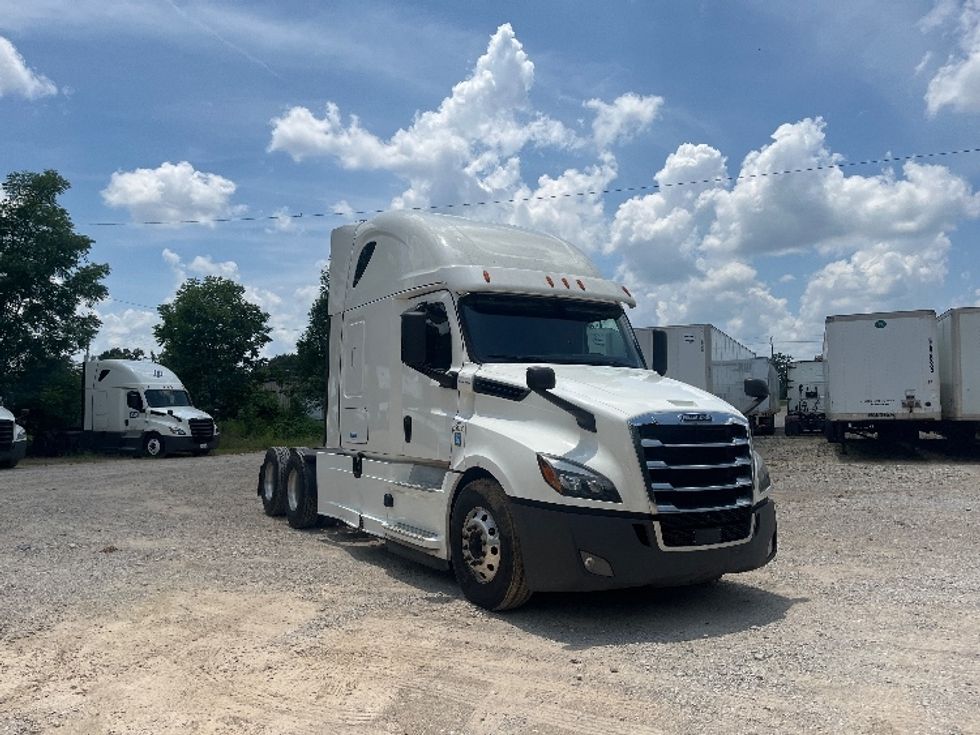 Sleeper Tractor-Heavy Duty Tractors-Freightliner-2020-T12664ST-Houston-MS-560,774\n\t\tmiles-$ 60,500 - Image 1