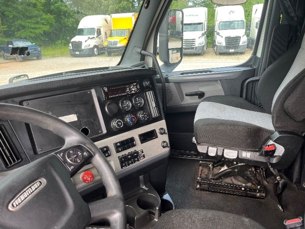 Sleeper Tractor-Heavy Duty Tractors-Freightliner-2020-T12664ST-Houston-MS-560,774\n\t\tmiles-$ 60,500 - Image 10