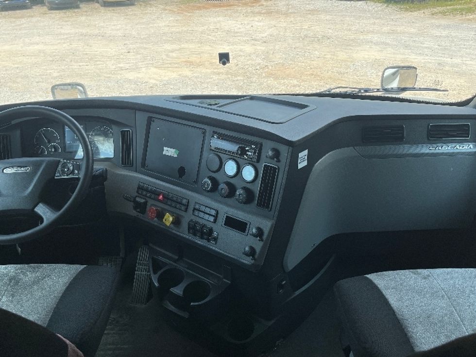 Sleeper Tractor-Heavy Duty Tractors-Freightliner-2020-T12664ST-Houston-MS-560,774\n\t\tmiles-$ 60,500 - Image 12