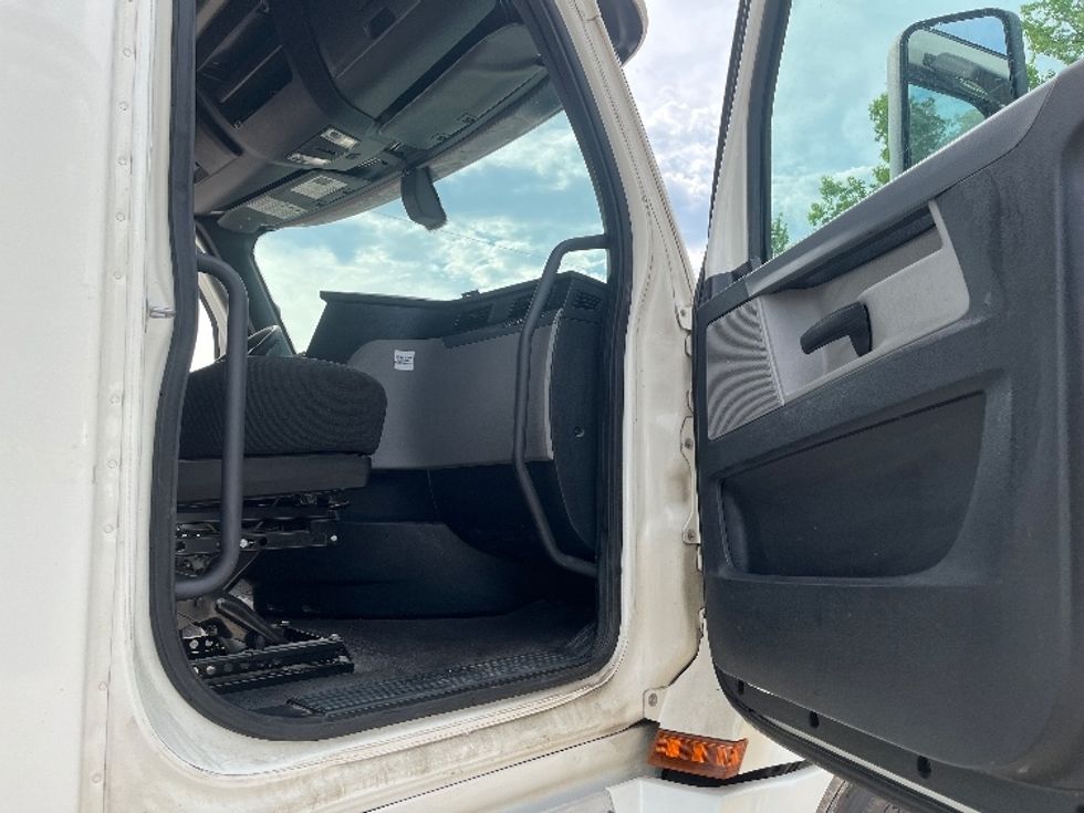 Sleeper Tractor-Heavy Duty Tractors-Freightliner-2020-T12664ST-Houston-MS-560,774\n\t\tmiles-$ 60,500 - Image 13