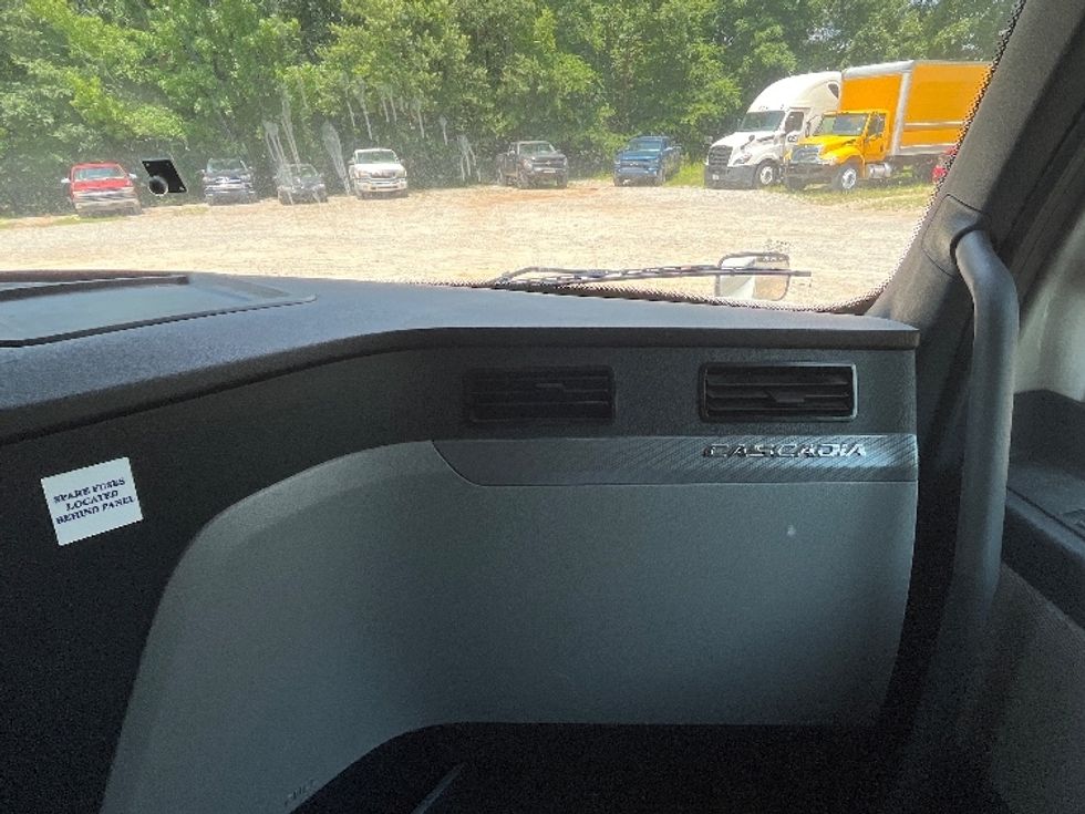 Sleeper Tractor-Heavy Duty Tractors-Freightliner-2020-T12664ST-Houston-MS-560,774\n\t\tmiles-$ 60,500 - Image 14