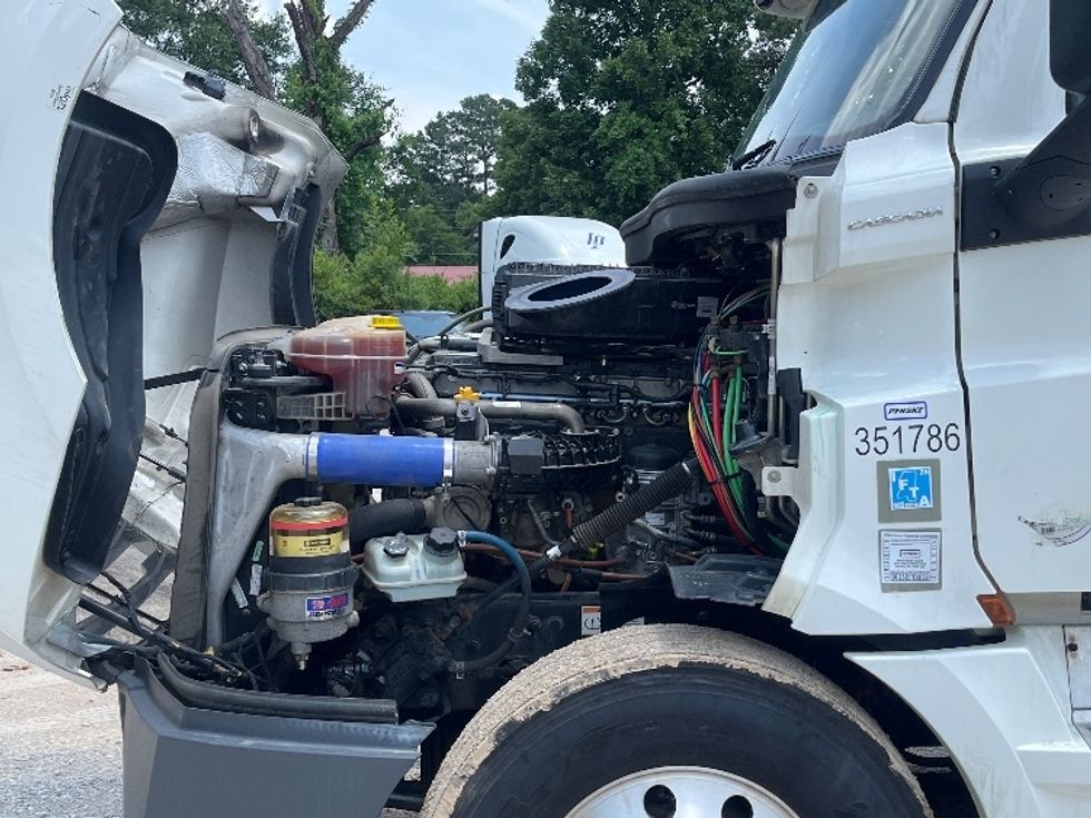 Sleeper Tractor-Heavy Duty Tractors-Freightliner-2020-T12664ST-Houston-MS-560,774\n\t\tmiles-$ 60,500 - Image 21