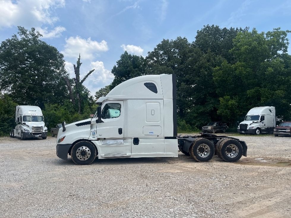Sleeper Tractor-Heavy Duty Tractors-Freightliner-2020-T12664ST-Houston-MS-560,774\n\t\tmiles-$ 60,500 - Image 4