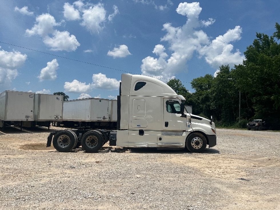 Sleeper Tractor-Heavy Duty Tractors-Freightliner-2020-T12664ST-Houston-MS-560,774\n\t\tmiles-$ 60,500 - Image 8
