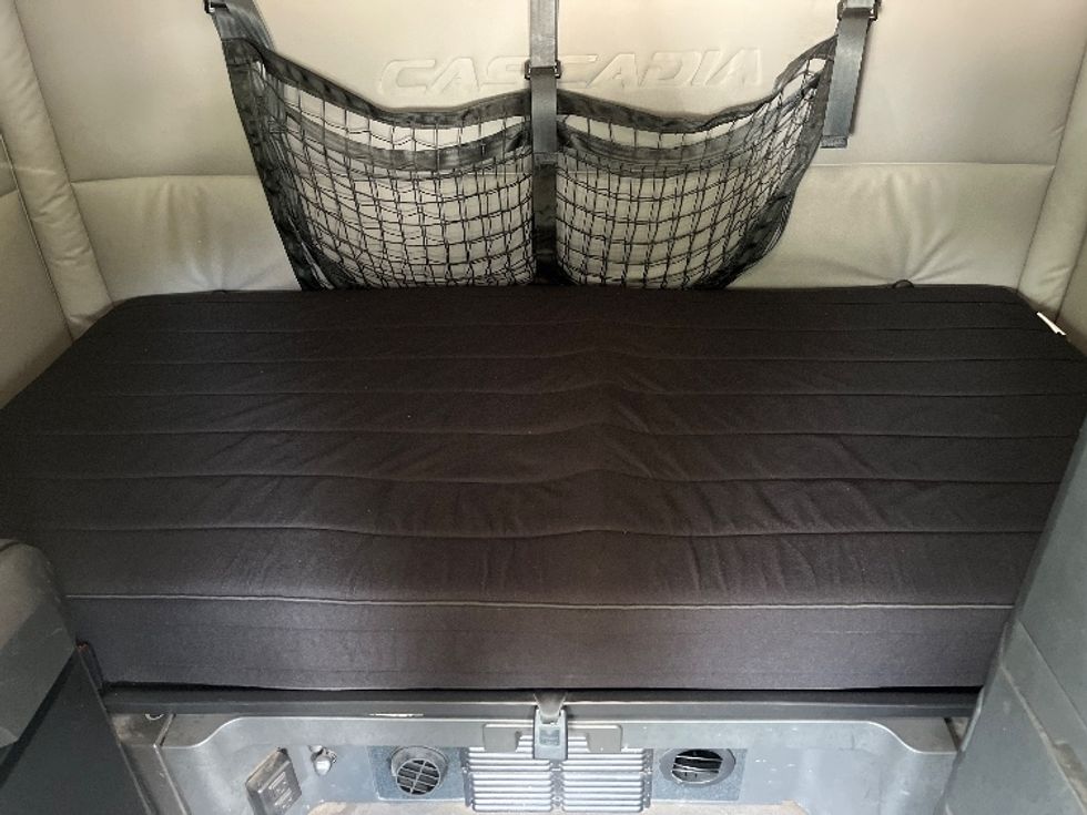 Sleeper Tractor-Heavy Duty Tractors-Freightliner-2020-T12664ST-Houston-MS-572,429\n\t\tmiles-$ 59,750 - Image 16