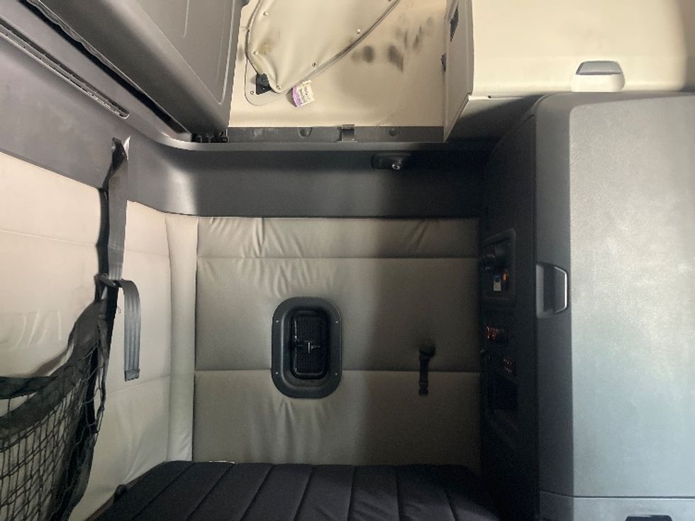 Sleeper Tractor-Heavy Duty Tractors-Freightliner-2020-T12664ST-Houston-MS-572,429\n\t\tmiles-$ 59,750 - Image 18