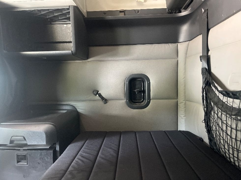 Sleeper Tractor-Heavy Duty Tractors-Freightliner-2020-T12664ST-Houston-MS-572,429\n\t\tmiles-$ 59,750 - Image 19