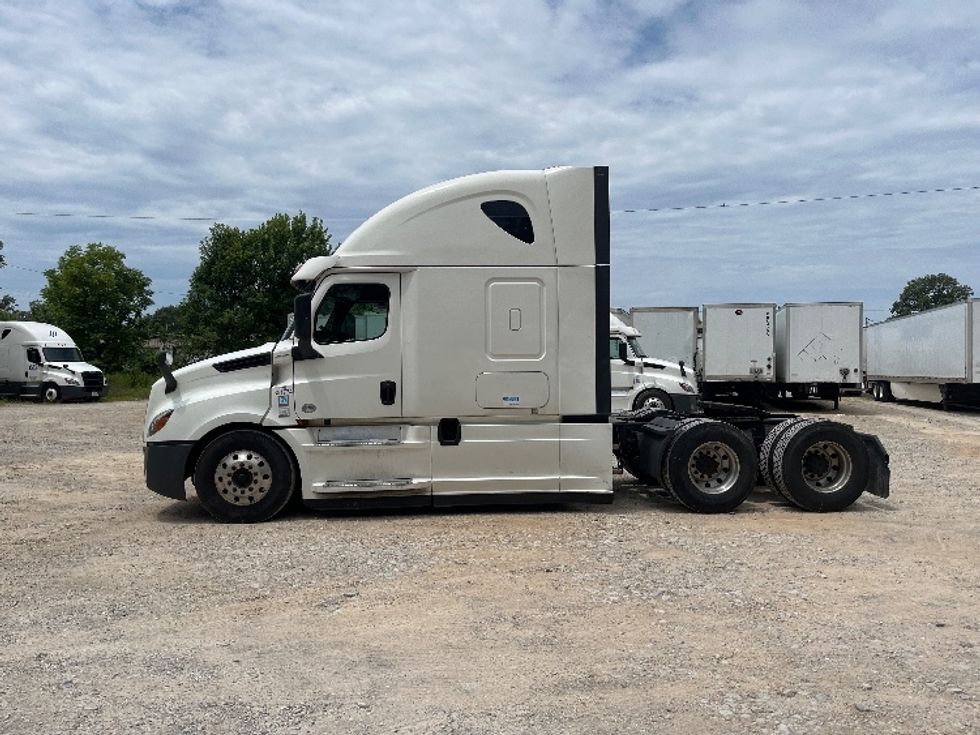 Sleeper Tractor-Heavy Duty Tractors-Freightliner-2020-T12664ST-Houston-MS-572,429\n\t\tmiles-$ 59,750 - Image 4