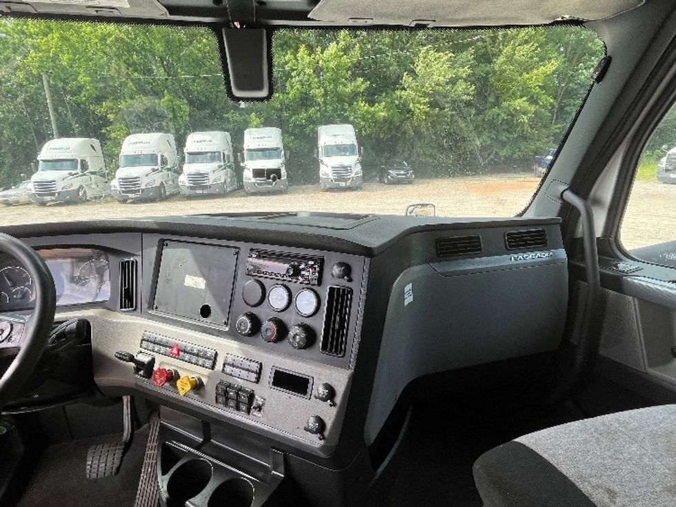 Sleeper Tractor-Heavy Duty Tractors-Freightliner-2020-T12664ST-Houston-MS-572,720\n\t\tmiles-$ 59,750 - Image 12