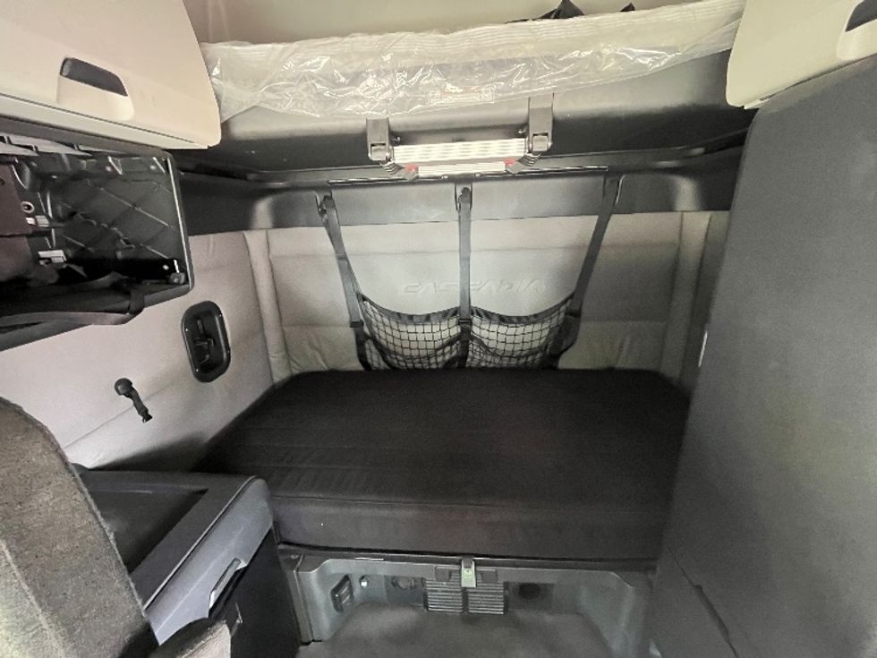 Sleeper Tractor-Heavy Duty Tractors-Freightliner-2020-T12664ST-Houston-MS-572,720\n\t\tmiles-$ 59,750 - Image 16