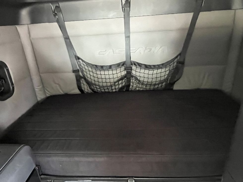 Sleeper Tractor-Heavy Duty Tractors-Freightliner-2020-T12664ST-Houston-MS-572,720\n\t\tmiles-$ 59,750 - Image 17