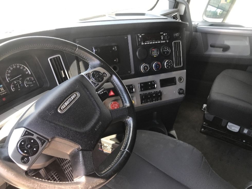 Sleeper Tractor-Heavy Duty Tractors-Freightliner-2020-T12664ST-Houston-TX-225,133\n\t\tmiles-$ 83,250 - Image 10