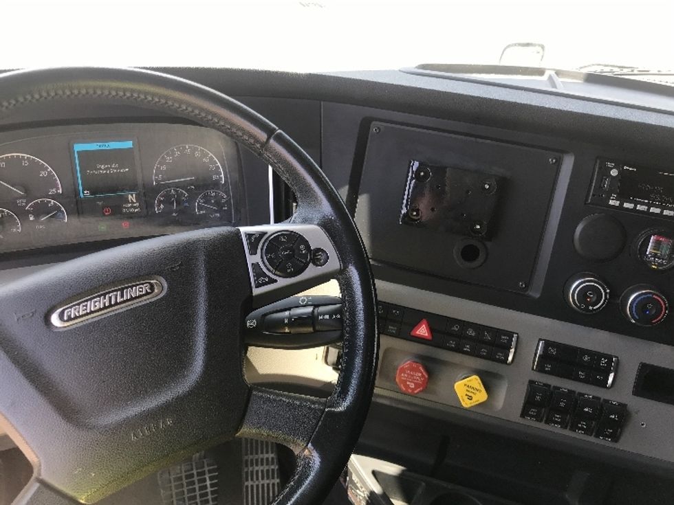 Sleeper Tractor-Heavy Duty Tractors-Freightliner-2020-T12664ST-Houston-TX-225,133\n\t\tmiles-$ 83,250 - Image 11