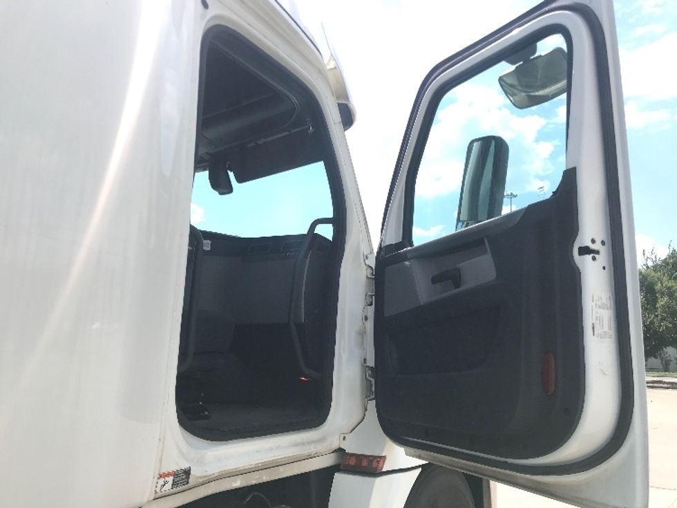 Sleeper Tractor-Heavy Duty Tractors-Freightliner-2020-T12664ST-Houston-TX-225,133\n\t\tmiles-$ 83,250 - Image 13