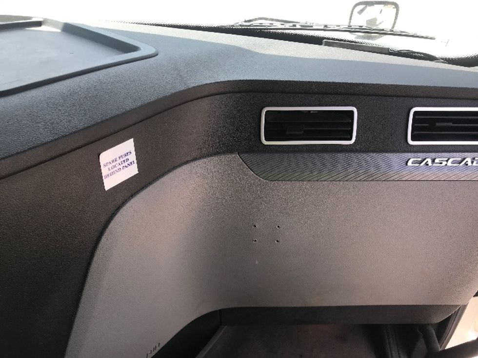 Sleeper Tractor-Heavy Duty Tractors-Freightliner-2020-T12664ST-Houston-TX-225,133\n\t\tmiles-$ 83,250 - Image 14