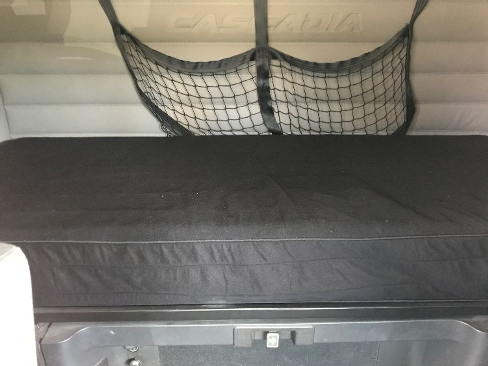 Sleeper Tractor-Heavy Duty Tractors-Freightliner-2020-T12664ST-Houston-TX-225,133\n\t\tmiles-$ 83,250 - Image 17