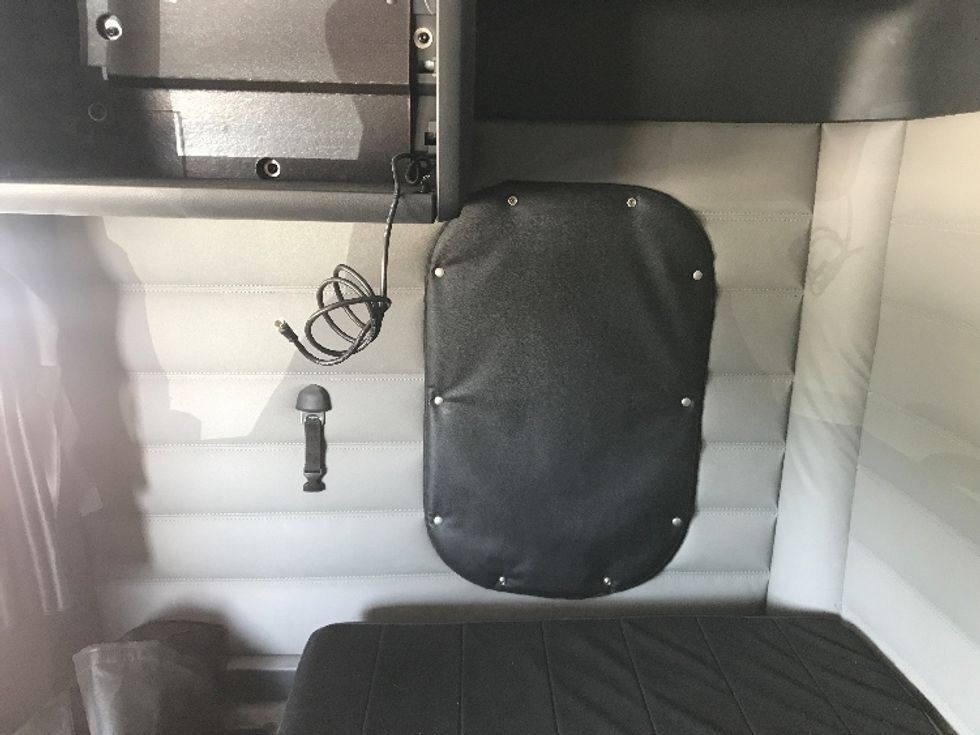 Sleeper Tractor-Heavy Duty Tractors-Freightliner-2020-T12664ST-Houston-TX-225,133\n\t\tmiles-$ 83,250 - Image 19