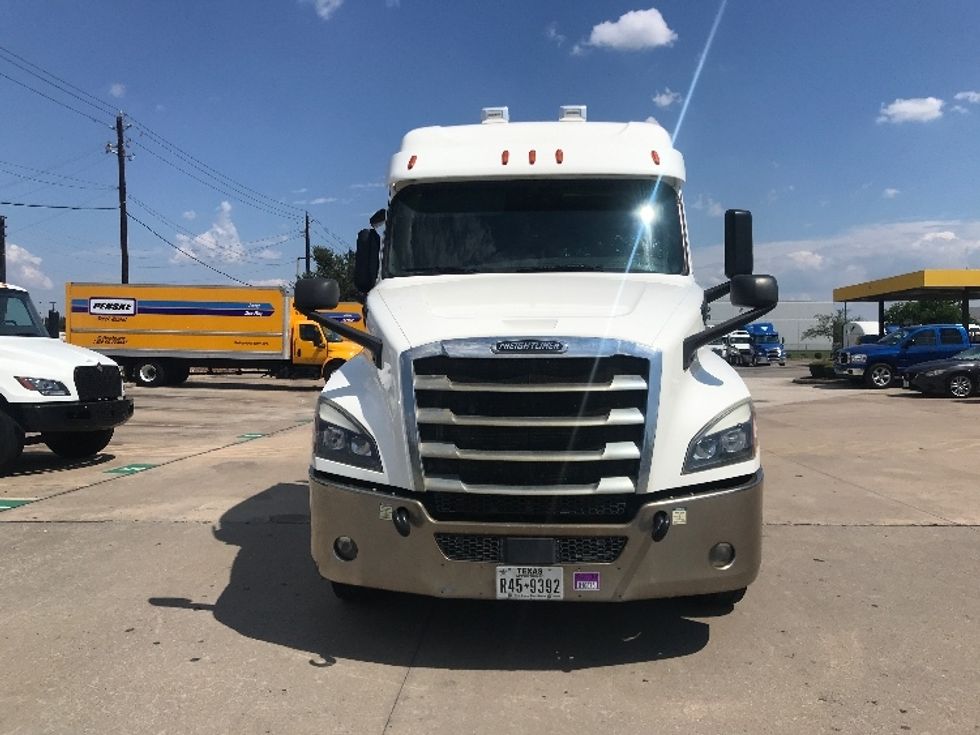 2020 Freightliner Cascadia 126" Sleeper Cab photo 2