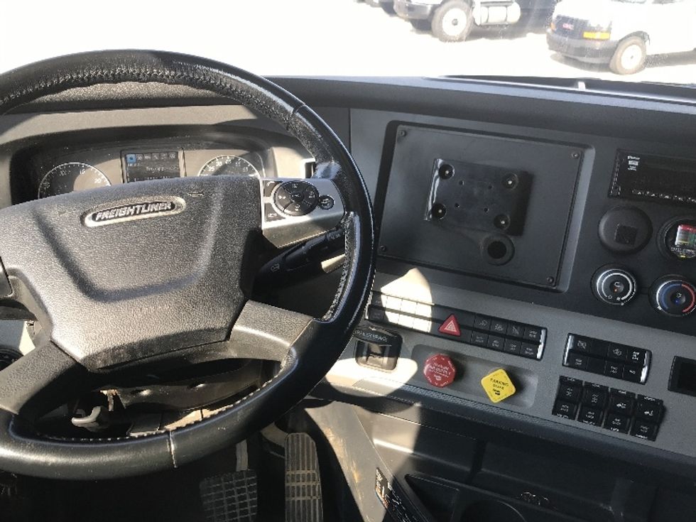 Sleeper Tractor-Heavy Duty Tractors-Freightliner-2020-T12664ST-Houston-TX-228,537\n\t\tmiles-$ 83,000 - Image 11