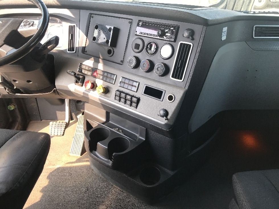 Sleeper Tractor-Heavy Duty Tractors-Freightliner-2020-T12664ST-Houston-TX-228,537\n\t\tmiles-$ 83,000 - Image 12