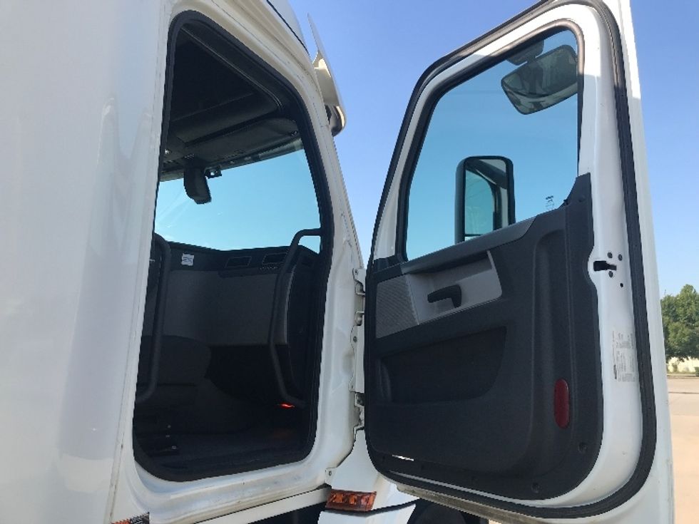 Sleeper Tractor-Heavy Duty Tractors-Freightliner-2020-T12664ST-Houston-TX-228,537\n\t\tmiles-$ 83,000 - Image 13