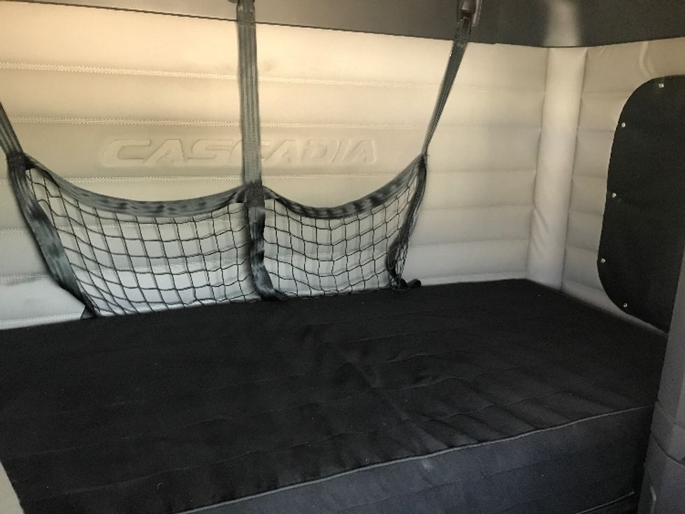 Sleeper Tractor-Heavy Duty Tractors-Freightliner-2020-T12664ST-Houston-TX-228,537\n\t\tmiles-$ 83,000 - Image 16