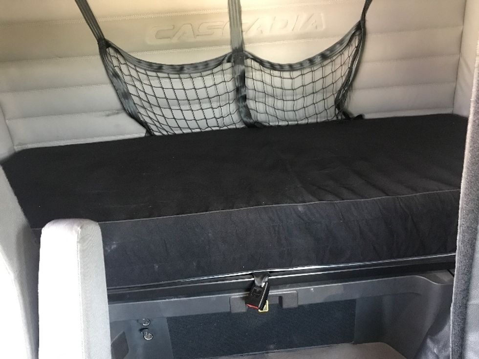 Sleeper Tractor-Heavy Duty Tractors-Freightliner-2020-T12664ST-Houston-TX-228,537\n\t\tmiles-$ 83,000 - Image 17