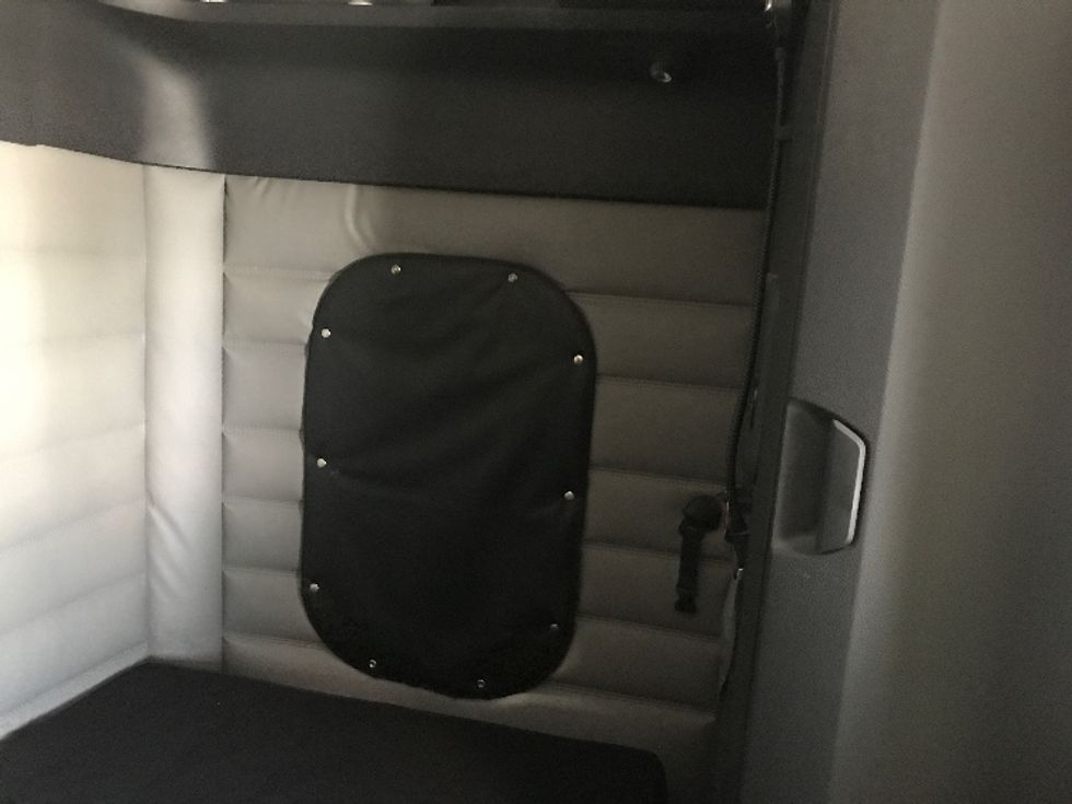 Sleeper Tractor-Heavy Duty Tractors-Freightliner-2020-T12664ST-Houston-TX-228,537\n\t\tmiles-$ 83,000 - Image 18