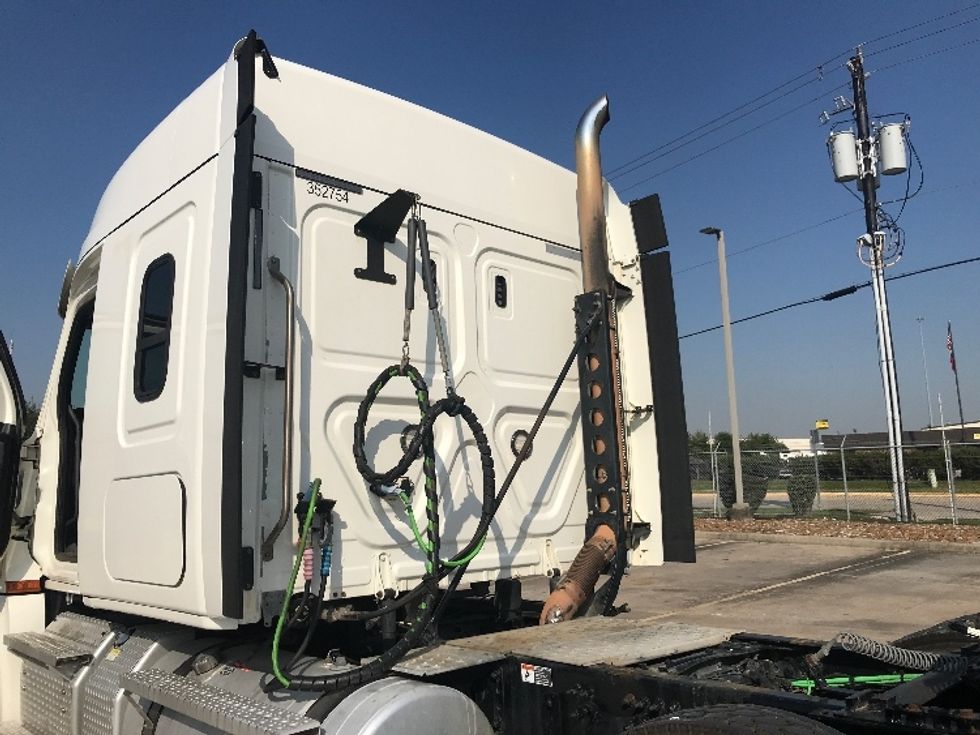 Sleeper Tractor-Heavy Duty Tractors-Freightliner-2020-T12664ST-Houston-TX-228,537\n\t\tmiles-$ 83,000 - Image 22