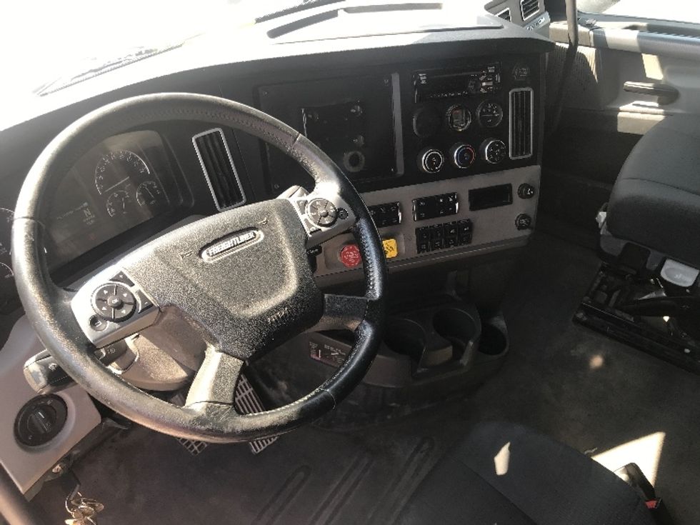 Sleeper Tractor-Heavy Duty Tractors-Freightliner-2020-T12664ST-Houston-TX-249,432\n\t\tmiles-$ 82,000 - Image 10