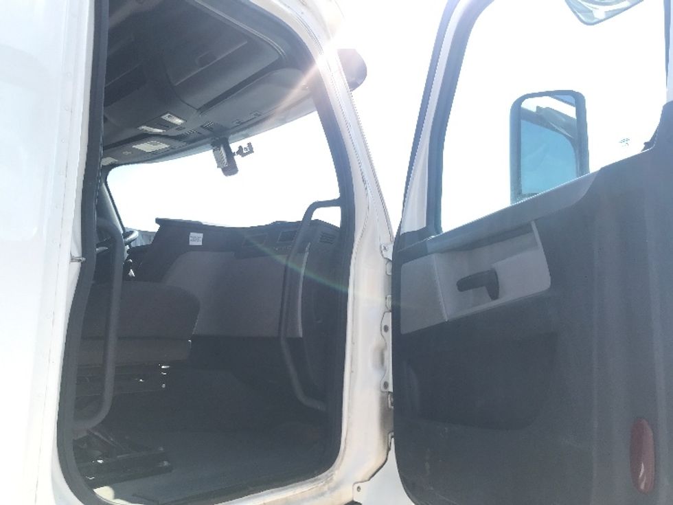 Sleeper Tractor-Heavy Duty Tractors-Freightliner-2020-T12664ST-Houston-TX-249,432\n\t\tmiles-$ 82,000 - Image 13