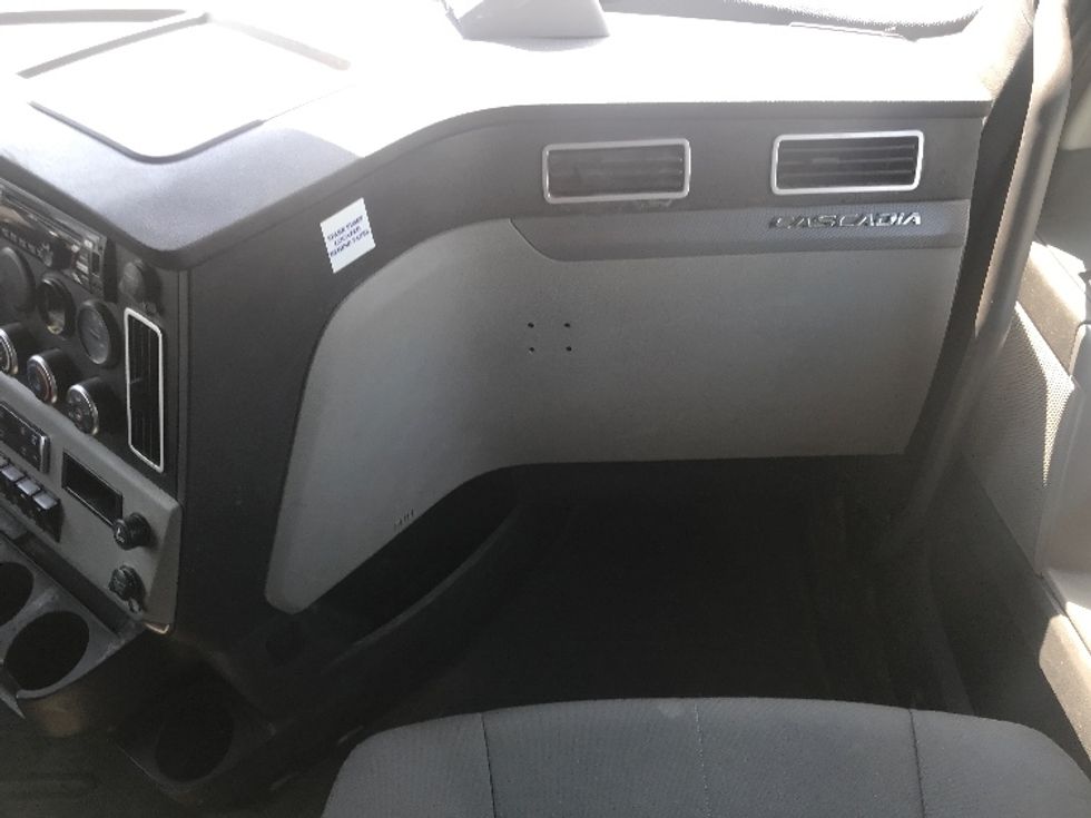 Sleeper Tractor-Heavy Duty Tractors-Freightliner-2020-T12664ST-Houston-TX-249,432\n\t\tmiles-$ 82,000 - Image 14