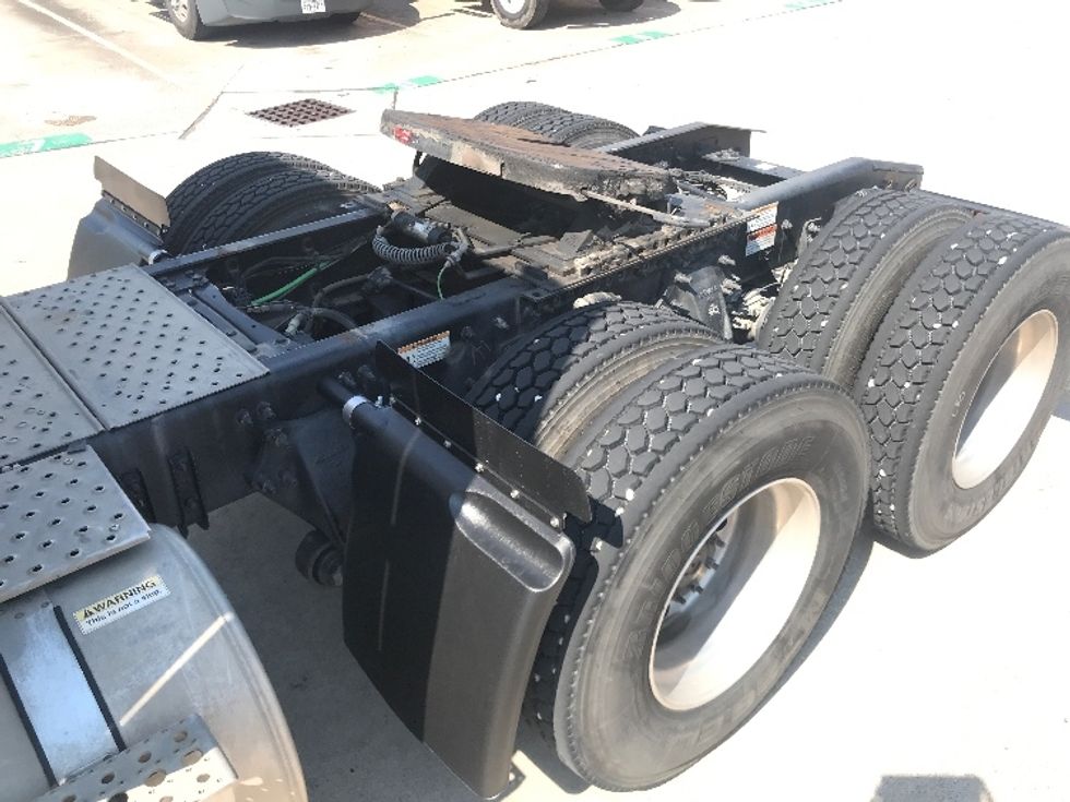 Sleeper Tractor-Heavy Duty Tractors-Freightliner-2020-T12664ST-Houston-TX-249,432\n\t\tmiles-$ 82,000 - Image 22