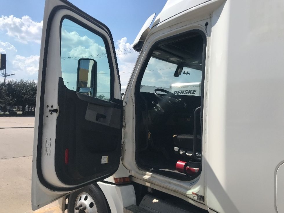 Sleeper Tractor-Heavy Duty Tractors-Freightliner-2020-T12664ST-Houston-TX-249,432\n\t\tmiles-$ 82,000 - Image 9